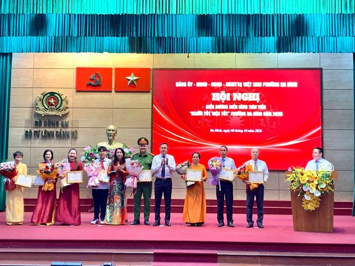 Đồng chí Phạm Quang Thanh, Uỷ viên Ban Thường vụ Thành uỷ, Bí thư Đảng uỷ, Chủ tịch HĐND phường Ba Đình (thứ 4 từ phải sang), trao hoa và bằng khen cho các tấm gương "Người tốt, việc tốt". Ảnh: PV