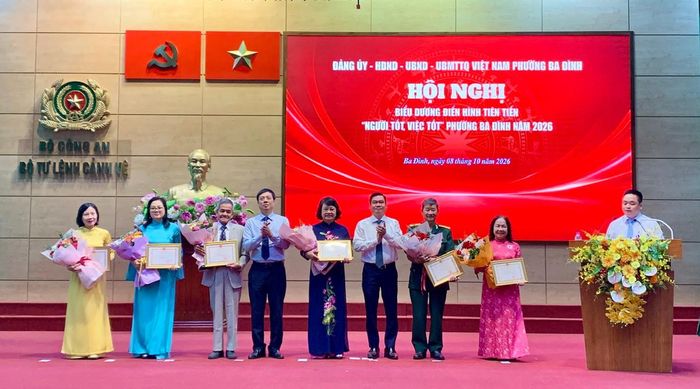 Lãnh đạo HĐND và Uỷ ban MTTQ Việt Nam phường Ba Đình trao hoa và bằng khen cho các tấm gương "Người tốt, việc tốt". Ảnh: PV