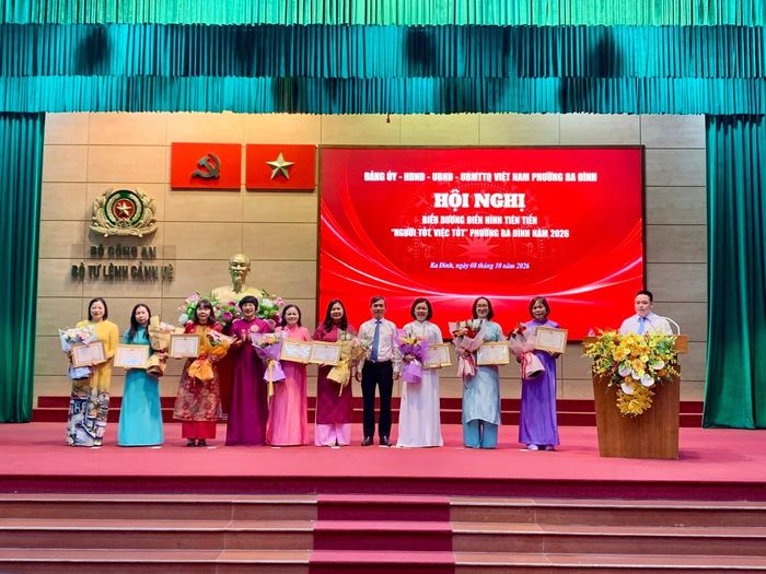 Lãnh đạo Đảng uỷ và UBND phường Ba Đình chúc mừng các tấm gương điển hình trong phong trào "Người tốt, việc tốt". Ảnh: PV