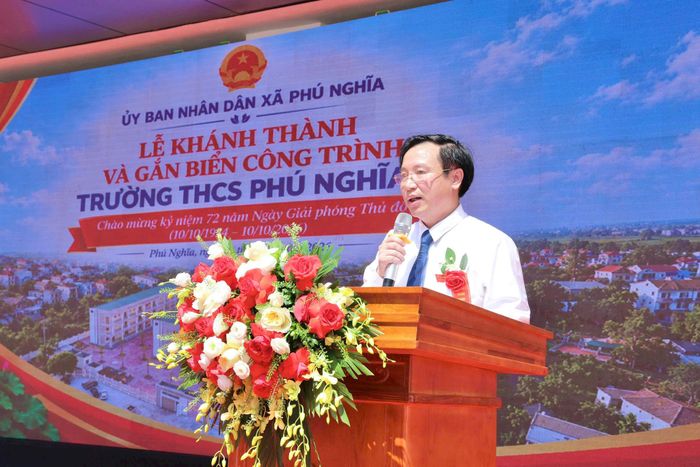 Phó Bí thư Đảng ủy, Chủ tịch UBND xã Phú Nghĩa Nguyễn Đình Sỹ phát biểu. Ảnh: Khắc Kiên