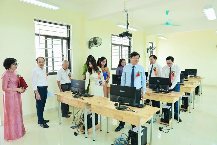 Các đại biểu tham quan phòng học. Ảnh: Khắc Kiên