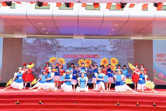 Một tiết mục văn nghệ chào mừng. Ảnh: Khắc Kiên