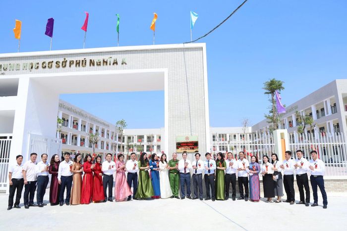 Các đại biểu bên biển công trình. Ảnh: Khắc Kiên