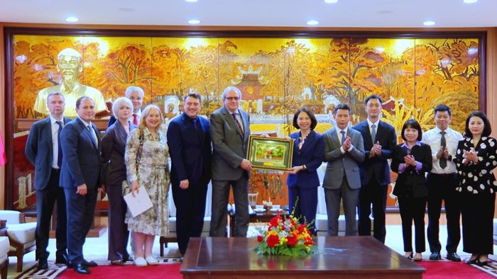 Phó Chủ tịch UBND thành phố Vũ Thu Hà tặng quà lưu niệm cho ông Valery Fadeev, Cố vấn Tổng thống Liên bang Nga, Chủ tịch Hội đồng trực thuộc Tổng thống Liên bang Nga về Phát triển xã hội dân sự và quyền con người. Ảnh: Thu Hà