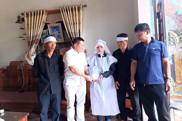 Trao kinh phí của thành phố Hà Nội hỗ trợ gia đình anh Đoàn Văn Toàn (xã Quỳnh Phụ, tỉnh Hưng Yên). Ảnh: Sỹ Nguyễn