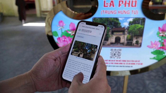Tạo mã quét QR cảm biến tại các điểm di tích để nhân dân và du khách tìm hiểu các di sản văn hoá trên địa bàn. Ảnh: Ngô Mến