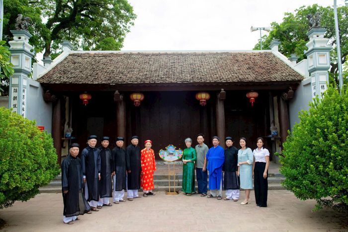 Gắn biển gắn biển số hóa di tích đình La Tinh. Ảnh: Ngô Mến