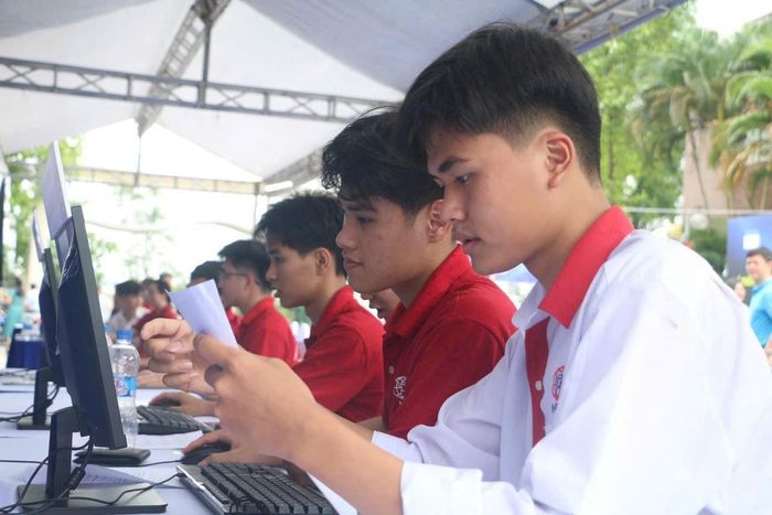 Sinh viên trường Cao đẳng Công nghệ cao Hà Nội góp phần đưa dịch vụ số đến gần hơn với cộng đồng thông qua hoạt động hướng dẫn, hỗ trợ trực tiếp. Ảnh: PV
