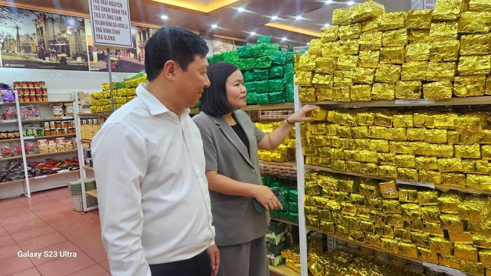Đoàn kiểm tra thăm điểm kinh doanh đặc sản hàng Việt trên địa bàn xã Nội Bài. Ảnh: Thanh Hiền