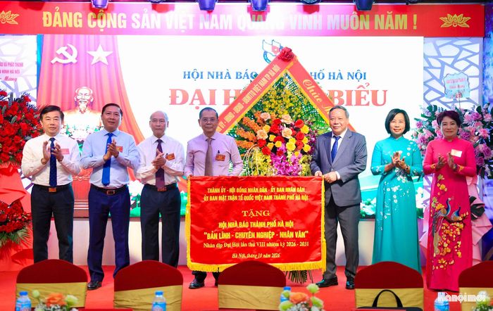 Phó Bí thư Thành ủy Hà Nội Nguyễn Văn Phong và Chủ tịch Ủy ban Mặt trận Tổ quốc Việt Nam thành phố Hà Nội Bùi Huyền Mai trao bức trướng của thành phố Hà Nội và tặng hoa chúc mừng Đại hội.