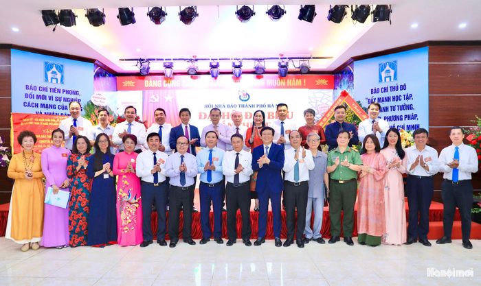 Các đại biểu chụp ảnh lưu niệm.