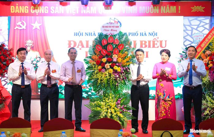 Phó Chủ tịch Thường trực Hội Nhà báo Việt Nam Nguyễn Đức Lợi tặng hoa chúc mừng Đại hội.