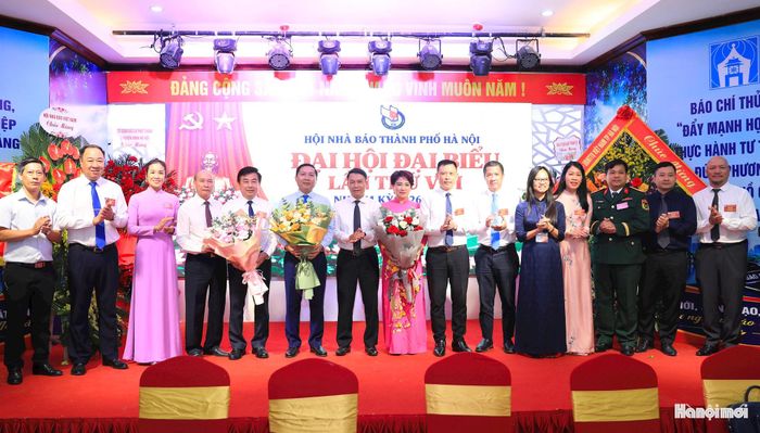 Ban Chấp hành Hội Nhà báo thành phố Hà Nội ra mắt Đại hội.