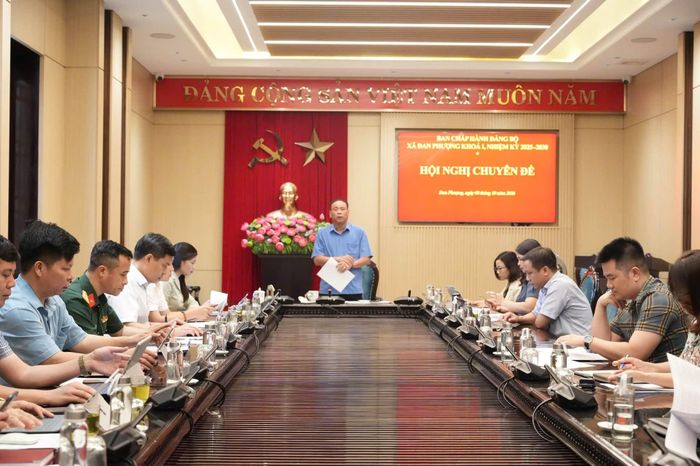 Bí thư Đảng ủy, Chủ tịch HĐND xã Đan Phượng Nguyễn Gia Hiển phát biểu tại hội nghị. Ảnh: Nga Nguyễn