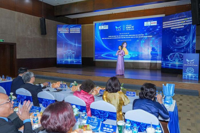 Chuyên gia chia sẻ tại diễn đàn. Ảnh: Duy Khánh