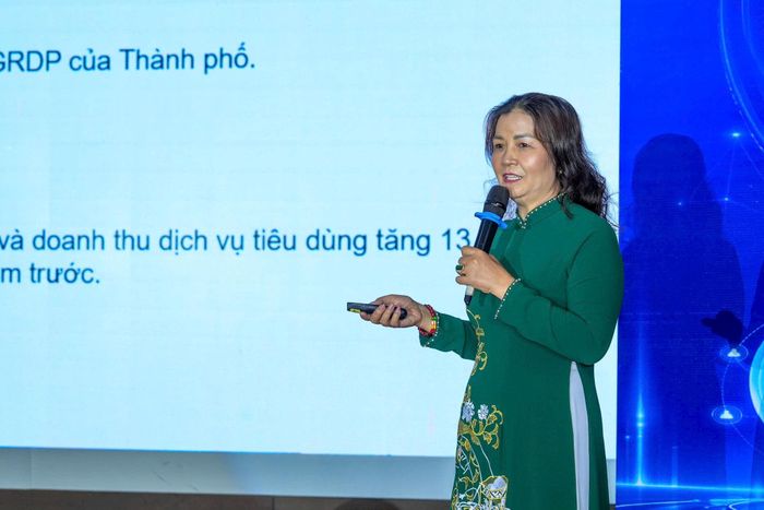 Thạc sĩ Trần Thị Phương Lan, Chủ tịch Hiệp hội Các nhà bán lẻ Việt Nam chia sẻ tại diễn đàn. Ảnh: Duy Khánh