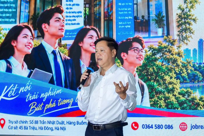 Thạc sĩ Lại Hồng Đăng, Phó Giám đốc Trung tâm Dịch vụ việc làm và Hỗ trợ Thanh thiếu niên Hà Nội chia sẻ tại diễn đàn. Ảnh: Duy Khánh 