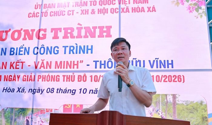 Bí thư Đảng ủy, Chủ tịch HĐND xã Nguyễn Văn Định phát biểu tại chương trình gắn biển công trình. Ảnh: Thanh Hằng