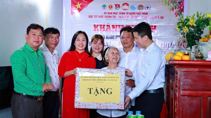 Công trình được hình thành từ nhiều nguồn hỗ trợ, thể hiện đạo lý "Uống nước nhớ nguồn" của Đảng bộ, chính quyền, nhân dân xã Hòa Xá. Ảnh: Thanh Hằng