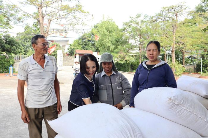 Nông dân Đồng Phú phấn khởi thu hoạch lúa vụ mùa năm 2026. Ảnh: Nguyễn Mai