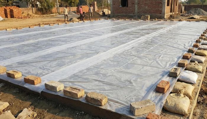 Phủ màng nilon ngăn cách nền, tránh bê tông bay hơi nước