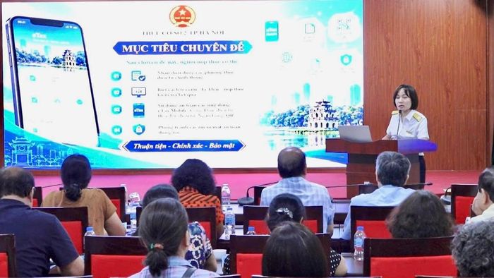 Đại diện Thuế cơ sở 2 thành phố Hà Nội trình bày chuyên đề về thanh toán điện tử và sử dụng các phương thức thanh toán an toàn. Ảnh: PV