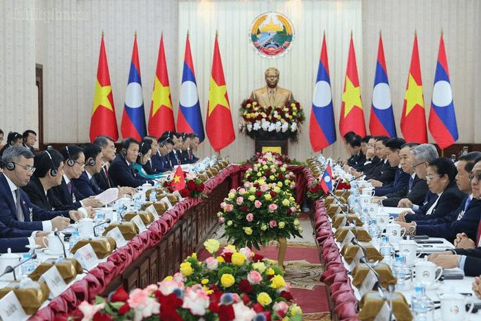 Thủ tướng Lê Minh Hưng và Thủ tướng Saleumxay Kommasith tiến hành hội đàm - Ảnh: chinhphu.vn/Nhật Bắc