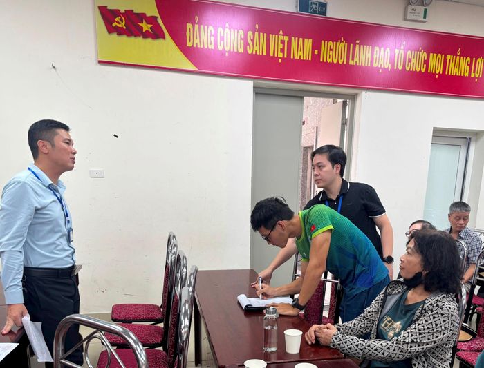 Các hộ kinh doanh được mời đến trụ sở UBND phường để nghe tuyên truyền, hướng dẫn thực hiện kinh doanh đúng quy định. Ảnh: Vân Hà