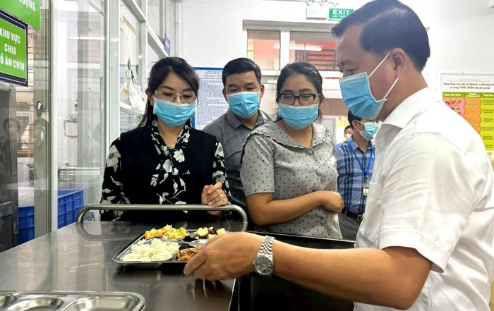 Kiểm tra định lượng, chất lượng dinh dưỡng suất ăn. Ảnh: Mai Hoa
