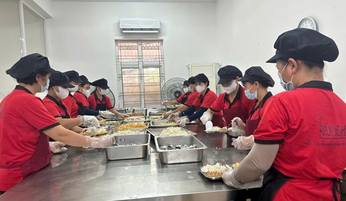 Thực hiện chia suất ăn tại Trường Tiểu học và THCS Hà Đông. Ảnh: Mai Hoa
