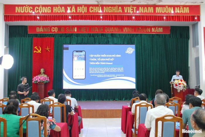 Các đại biểu được hướng dẫn sử dụng tính năng cộng đồng, nhóm chat Tổ dân phố và cách vận hành mô hình trên iHanoi. Ảnh: Hoàng Vũ