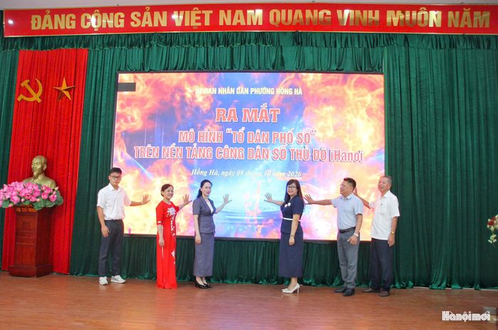 Các đại biểu thực hiện nghi thức kích hoạt mô hình “Tổ dân phố số” trên nền tảng iHanoi. Ảnh: Hoàng Vũ.