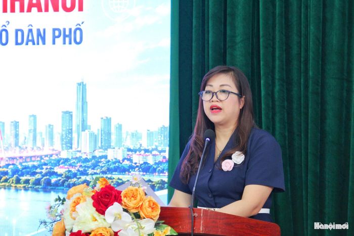 Chủ tịch Ủy ban MTTQ Việt Nam phường Hồng Hà Trần Thị Thanh Vân phát biểu hưởng ứng, phát động triển khai mô hình “Tổ dân phố số”. Ảnh: Hoàng Vũ