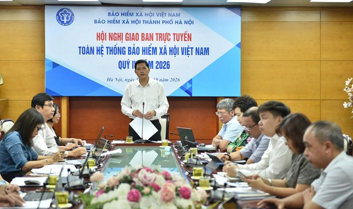 Giám đốc BHXH thành phố Hà Nội Nguyễn Ngọc Huyến báo cáo về kết quả thực hiện nhiệm vụ 9 tháng đầu năm. Ảnh: PV