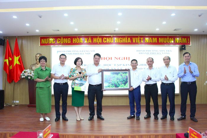 Lãnh đạo phường Sơn Trà tặng quà lưu niệm cho lãnh đạo phường phường Giảng Võ. Ảnh: TT