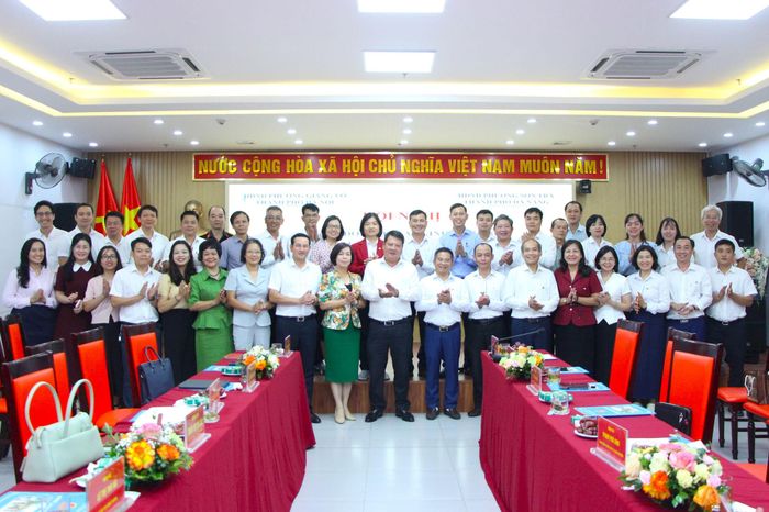 Đoàn đại biểu phường Giảng Võ và phường Sơn Trà chụp ảnh lưu niệm. Ảnh: TT