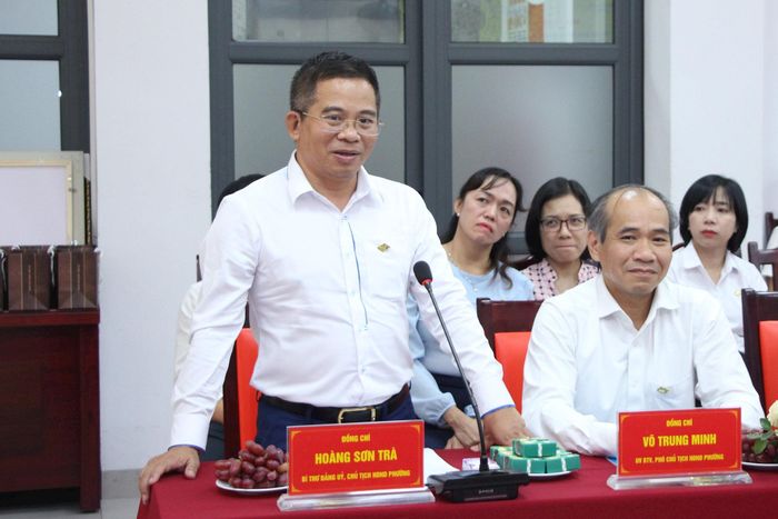 Bí thư Đảng ủy, Chủ tịch HĐND phường Sơn Trà Hoàng Sơn Trà phát biểu tại hội nghị. Ảnh: TT