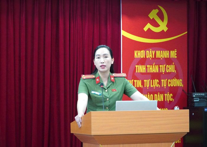Báo cáo viên truyền đạt các nội dung tại Hội nghị. Ảnh: PV
