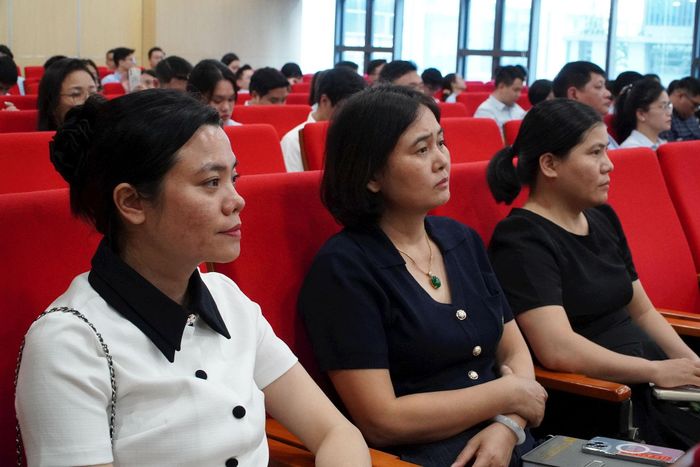 Cán bộ, nhân viên Trung tâm Phục vụ hành chính công thành phố Hà Nội dự tập huấn. Ảnh: PV