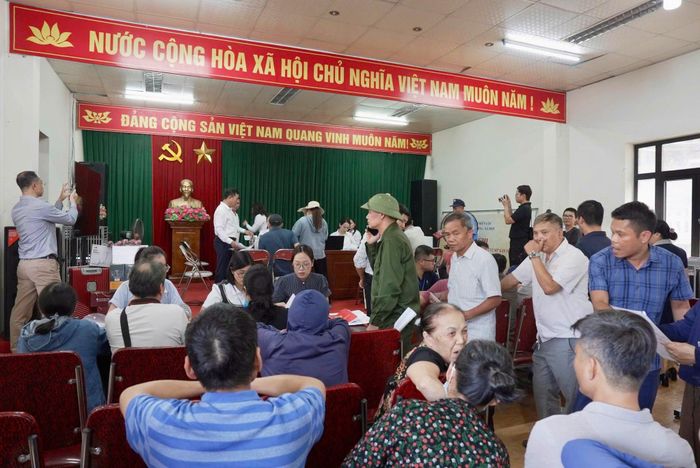 Đông đảo người dân đến làm thủ tục nhận tiền bồi thường. Ảnh PV