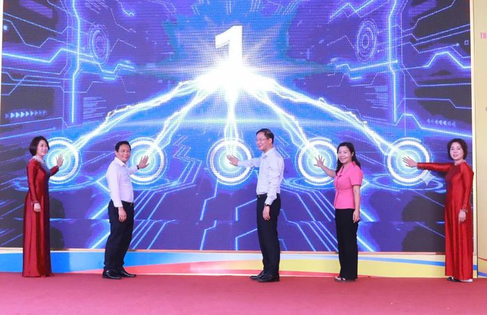 Đại biểu khởi động Phòng thí nghiệm khoa học ứng dụng AI tại Trường TH&THCS Vĩnh Hưng. Ảnh: N.Vân