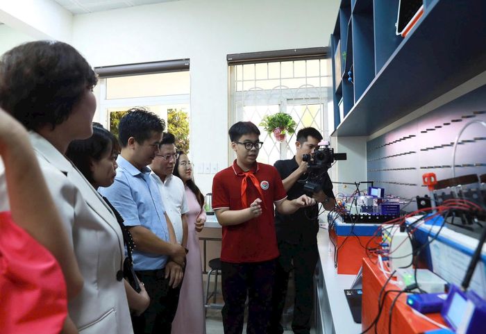 Học sinh giới thiệu sản phẩm tại Phòng Thí nghiệm khoa học thông minh tích hợp AI, Trường TH&THCS Vĩnh Hưng. Ảnh: N.Vân