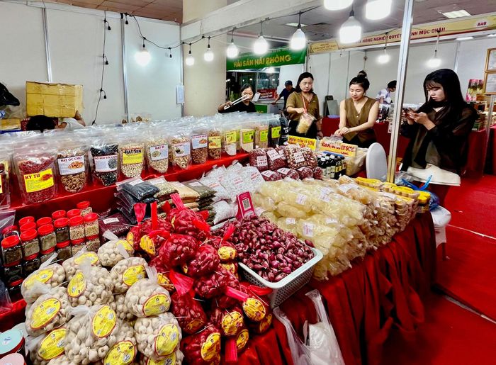Hầu hết các sản phẩm nông nghiệp, làng nghề được giới thiệu đến người tiêu dùng Thủ đô và cả nước đều được kiểm nghiệm chất lượng, đạt chứng nhận OCOP từ 3 sao trở lên. Trong ảnh là gian hàng trưng bày và bán sản phẩm tỏi Lý Sơn.