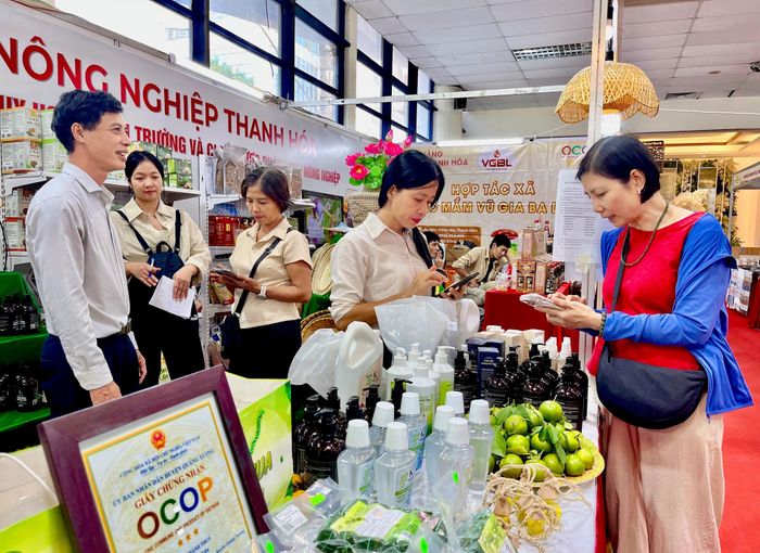 Sự kiện có quy mô gần 100 gian hàng của trên 50 đơn vị đến từ 18 tỉnh, thành phố (bao gồm cả Hà Nội). Từ chiều 8-10, ngay khi hội chợ mở cửa, đã có rất đông người dân ghé thăm, mua sắm sản phẩm.