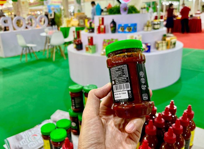 Tất cả các sản phẩm tại Hội chợ Làng nghề Việt Nam lần thứ 22 đều được ứng dụng mã QR để khách tham quan dễ dàng tra cứu nguồn gốc, thông tin sản phẩm.