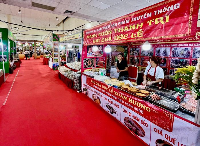 Giờ chả Ước Lễ, tò he Xuân La, mây tre đan Phú Vinh và rất nhiều sản phẩm nông nghiệp, làng nghề của Hà Nội cũng góp mặt tại hội chợ.
