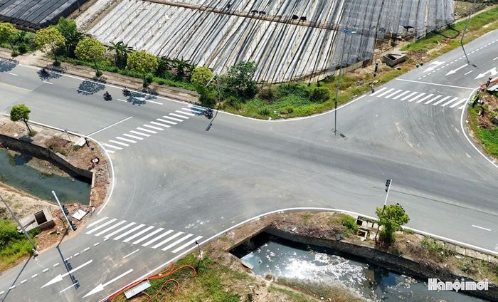 Tại các ngã tư giao cắt đã được lắp đặt đèn tín hiệu giao thông.