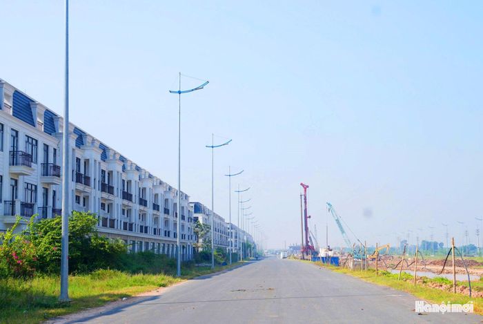 Đường song hành đoạn qua địa bàn xã Quang Minh cơ bản hoàn thành. Đường được thiết kế 3 làn xe mỗi chiều, chạy song song với Vành đai 4.