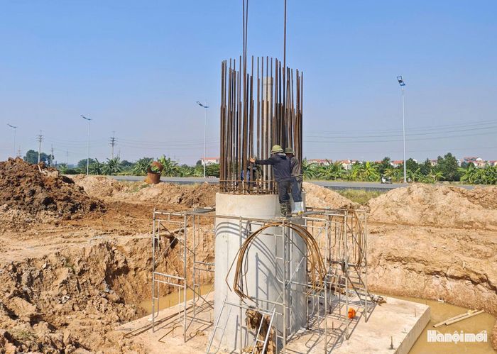 Công việc được công nhân thực hiện khẩn trương bảo đảm tiến độ.