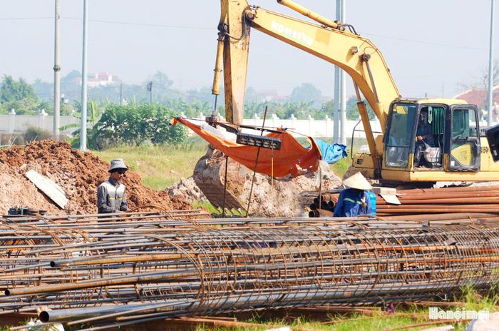 Công nhân làm dầm sắt cho các mố trụ cầu đường trên cao.